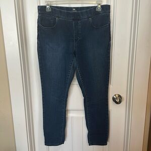 Levi’s legging pant size 33 fits like a 12 or 14 slimming leg to the ankle nice!